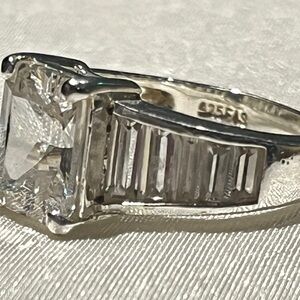 Elegant 925 Silver & Cubic Zirconia Ring Emerald Cut with Crystal Baguettes